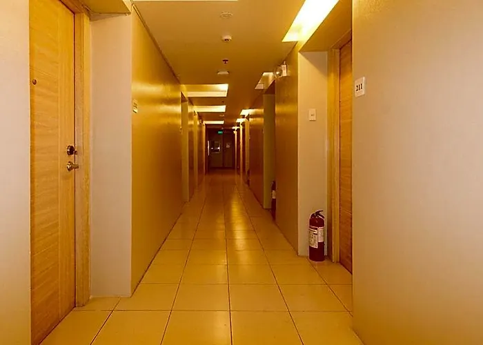 Reddoorz At Luxelite Makati 酒店